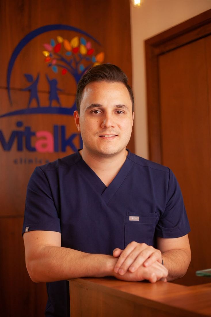El Dr. Horacio Bartlett en la recepción de VitalKids