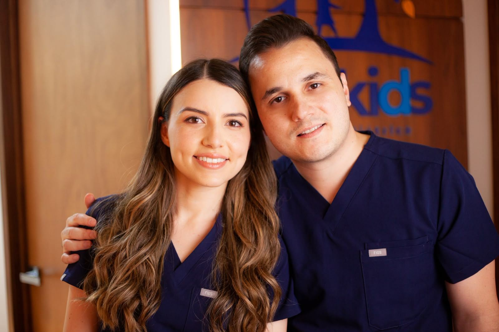 Dra. Gabriela Torres y Dr. Horacio Bartlett, pediatras de VitalKids, en la recepción de la clínica
